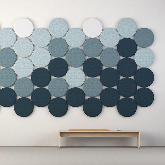 Páneles acústicos interiorismo Páneles acústicos con varias tonalidades de azul en pared