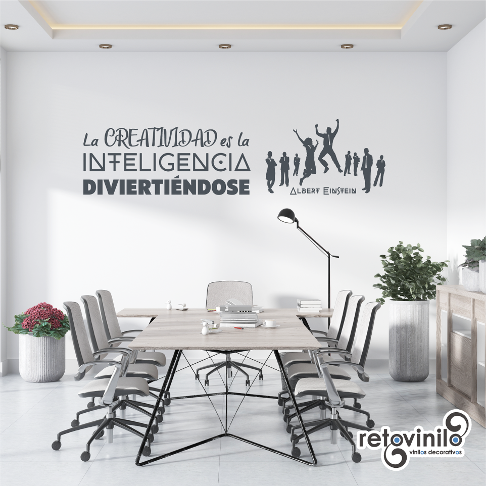 Elemento visual de comunicación en sala de juntas gris Leyenda impresa sobre pared en una sala de juntas gris moderna con el texto La creatividad es la inteligencia divirtiéndose Albert Einstein